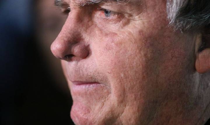 Com crise persistente de soluços, Bolsonaro faz nova cirurgia